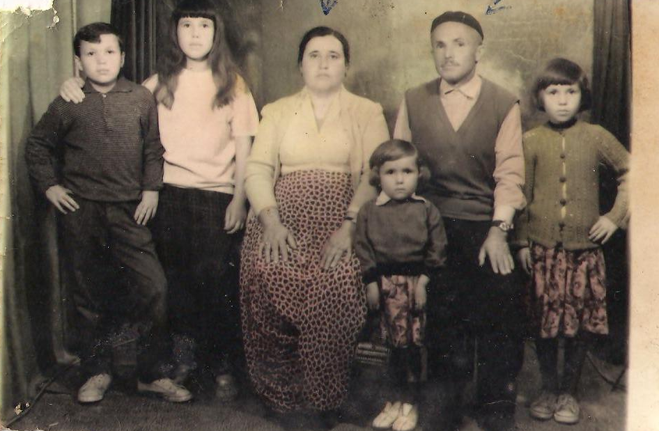 Fotografi familjare: Kadriu, motra Bedrija, Nëna Selë (Bogujevci), motra Remzija, i ati Sheqa dhe motra Sabrija (mongon edhe - në këtë kohë ende e pa lindur - motra Eminja)