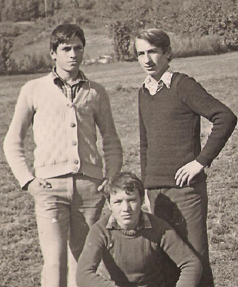 Foto gjatë shkollës së mesme: Kardi Cakiqi para shokëve e bashkëveprimtarëve, Adem Dërvishollin në anën e djathtë dhe Osman Osmanin majtas