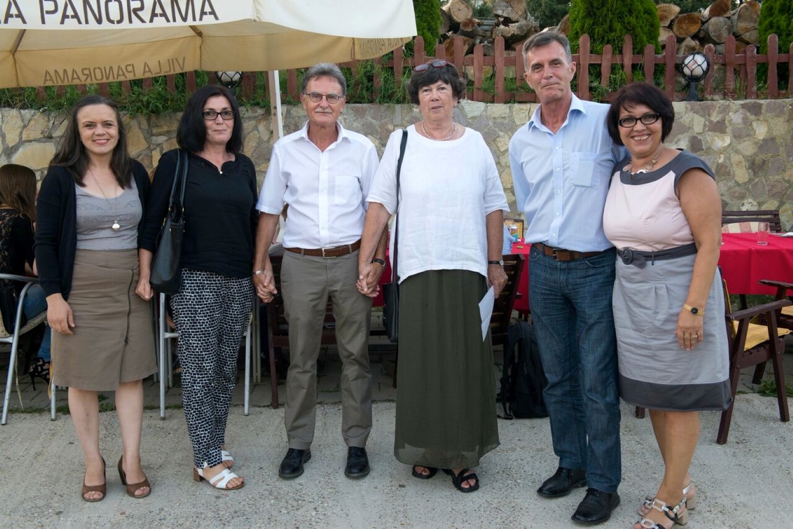 Foto grupore në festën e parakohshme lamtumirëse në Villa Panorama në Matigjen, me 20 miq nga Zicra dhe 40 nga Kosova (Në foto Hyrie Veliu, Latife Neziri, H., E., Remzi und Adifete Reka)