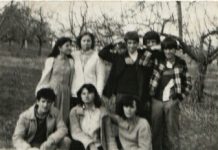 RINIA AKTIVE NË ORGANIZIMIN PËR BARAZI, PAVARËSI E VETËVENDOJE Fotografi e kohës e një pjese të grupit Shote Galica: nga e majta në këmbë Bukurije Sadiku motra e Naim Sadikut (anëtare e pazbuluar/e padënuar), Hadije Olluri (anëtare), Naim Sadiku (anëtar) dhe krejt në të djathtë është Naim Hajrullahu. Në mes të këtyre dy të fundit në foto është edhe gazetari Raif Mahalla (i cili nuk ka qenë anëtar i grupit). Nga e majta ulur në fotografi janë Fatmir Neziri si dhe Nadije e Florije Hajrullahu (që të tre anëtarë të grupit).