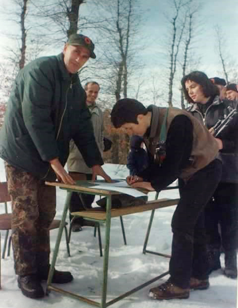 Fehmi Hajrullahu në Jezercë duke u përgatitur për betimin e ushtarëve të UÇK-së. Në foto është duke u shënuar edhe heroina e tri luftrave çlirimtare, Hyre Emini (Mira), e cila ra në altarin e lirisë bashkë me bashkëluftëtarin Tahir Sinanin në vitin 2001 në Maqedoni