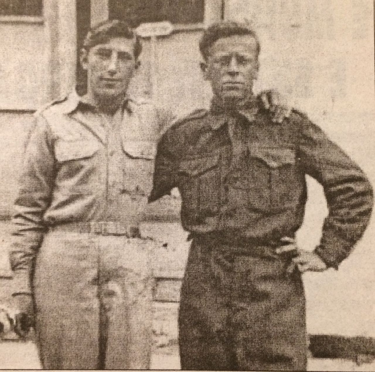 Halim Merolli dhe Remzi Barolli në Qipro (1954). I pari përdorte pseudonimin Kristo Popaqi, kurse i dyti, Remziu, Jani Beqari