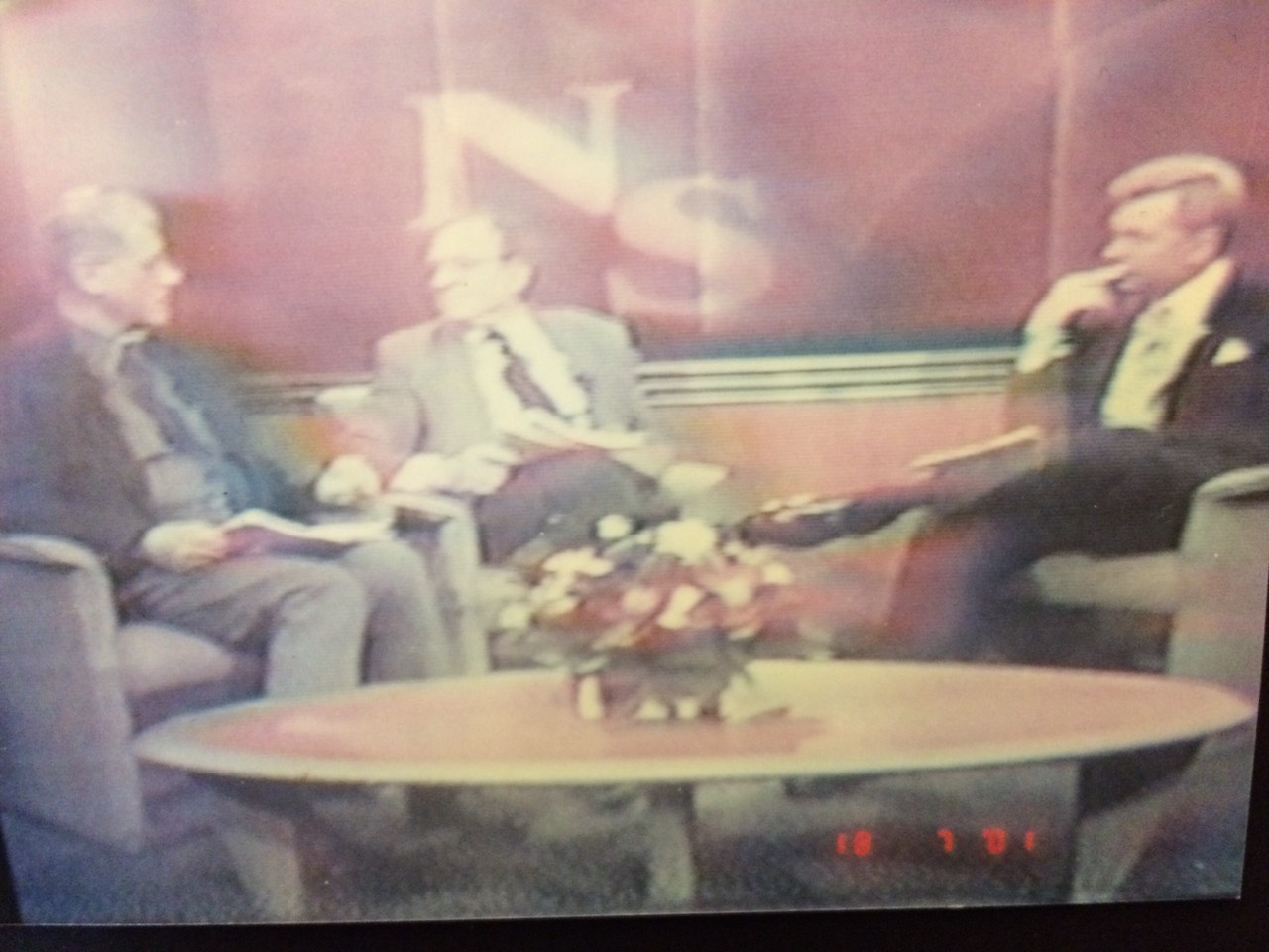 Gjatë debatit televiziv Barolli - Simiq (i pari nga e majta, kurse në të djathtë nikoqiri i debatit). Foto nga ekrani televiziv