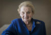 Madeleine Albright shpërblehet me një bust bronzi për kontributin e saj për Kosovën