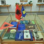 6) Flamujt e dy shteteve , siç u përkiste edhe shkolla e parë normale