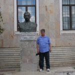 7) Shkelzen Rexha , pranë bustit të drejtorit të parë, Luigj Gurakuqit