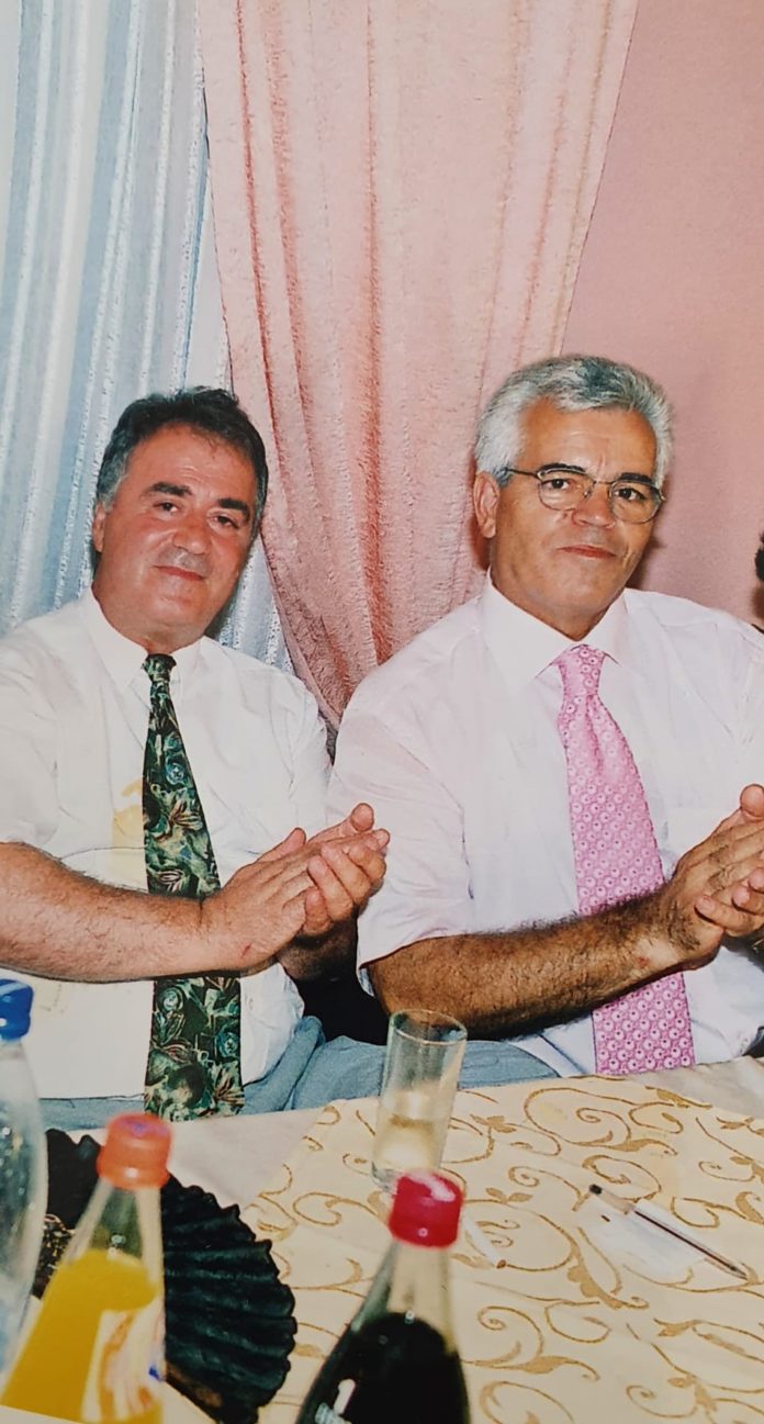 Selami Bajrami dhe Azem Sadullahu në manifestimin shkollor, në Schwanden më 1992