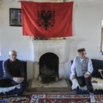 1) Oda e Binak Alisë, Bujan