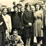 3) Familja Deliana, ku nga e majta në rreshtin e parë është mesuesja Afërdita Deliana