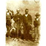 Në foton përballë, poeti Girolamo De Rada (duke mbajtur shkopin) me disa qytetarë të Makij