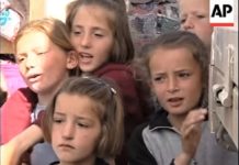 E diel, 11 prill 1999, Kukës: Lulet do t’i mbledh në Shqipëri për t’i marrë në Kosovë