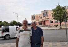 E mërkurë, 5 maj 1999: Po ti ndodhte Parisit si Kukësit do të apokalipsonte! Me autorin e librit , shkrimtarin Petrit Palushi para Shtëpisë së kulturës “Hasan Prishtina në Kukës.)