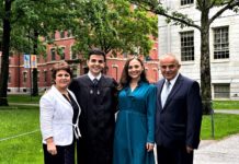 Deni Hoxha diplomohet në Universitetin numër 1 në botë- Universitetin e Harvardit