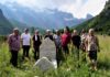Homazhe albanologut Robert Elsie, që u varros në Theth me kostume shqiptare