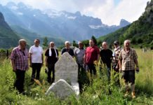 Homazhe albanologut Robert Elsie, që u varros në Theth me kostume shqiptare