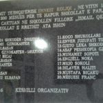 Pllakati në Ferizaj me emrat e mësuesve nga Shqipëria