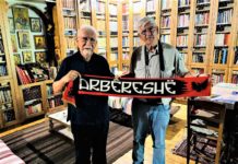 Kolosi, Antonio Belushi na pret me flamuj, libra e këngë arbëreshe