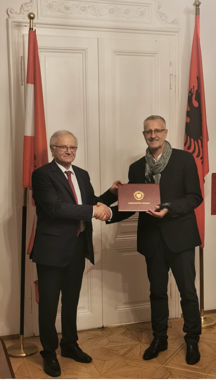 1 DEKORATA- AMBASADOR I KOMBIT