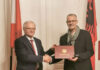 Januz Saliuka dekorohet me titullin “Ambasador i kombit”