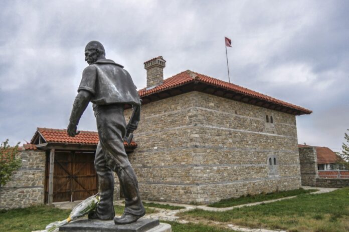 7) Kulla e Ahmet Delisë- Prekaz i Epërmë