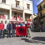 3) Flamujtë kombëtar stolisin Horën