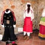 4) Në muze veshje nga disa treva