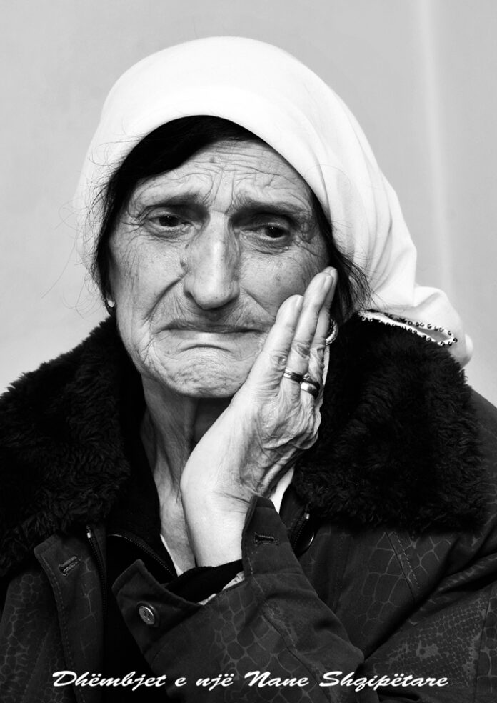 Nana_Kadë_përvajshem_foto_bardh_e_zi