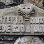 2) Mbishkrimi në Shtëpinë e Dedë Gjon Lulit
