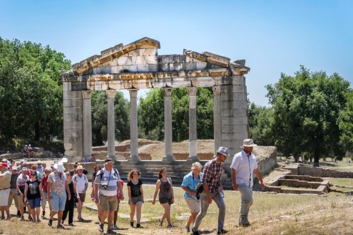 3) Apoloni, turistë gjermanë