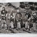 4) Dedë Gjon Luli, me luftëtarë,