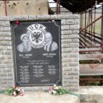 4 ) Pllaka përkujtimore në Odën e Ilaz Kodrës