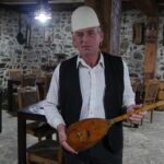 7) Rexhep Krasniqi me çiftelinë që i binte Agim Ramadani