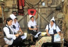 Muzeu Etno Kastrioti në Isniq të Deçanit, ku defilohet me veshje burimore