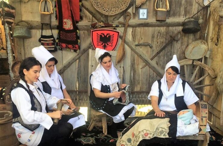 Muzeu Etno Kastrioti në Isniq të Deçanit, ku defilohet me veshje burimore