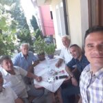 Prof. Mr. Muhamet D. Rogova, Brahim Avdyli, dy djemtë e vëllezërve të tij dhe dy djemtë e tij, në ballkon të shtëpisë se tyre...