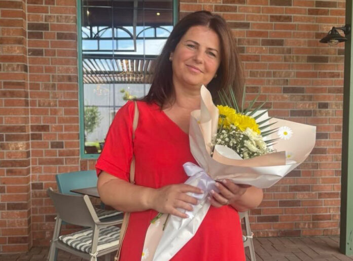 LAURA HASANI ME NJË TUFË LULESH