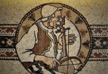 Tingulli i lashtësisë, mozaiku i Saimir Stratit
